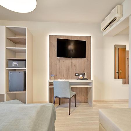 Hotel Bisesti ***S Garda  Luaran gambar