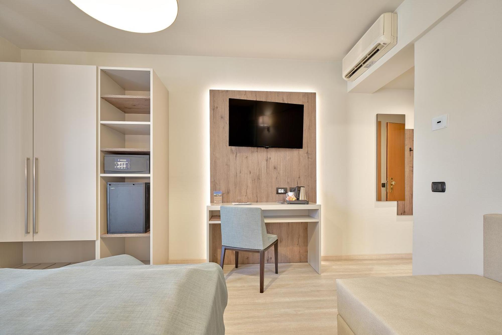 Hotel Bisesti ***S Garda  Luaran gambar
